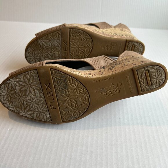 Women's Lifestride Soft System Perforated Wedge Sandal Tan Size 9.5 - Picture 8 of 9